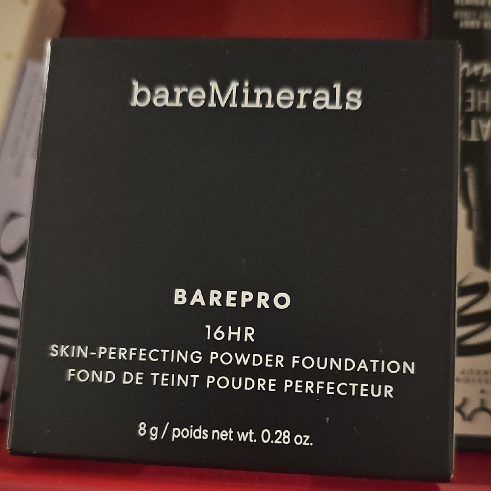bareMinerals BAREPRO 16HR Powder Foundation